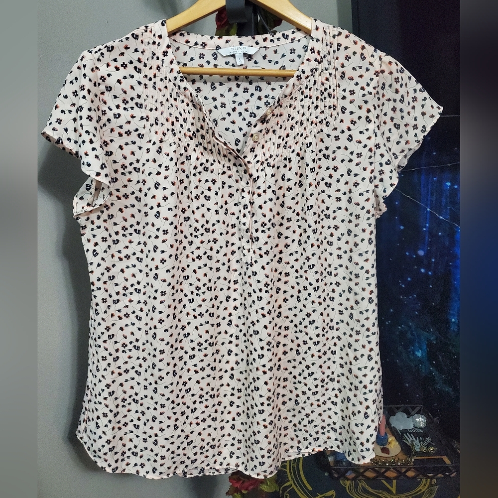 Light pink with delicate flowers Alfred Sung short sleeved blouse size Large